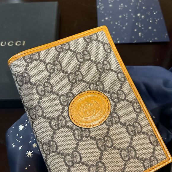 Authentic Gucci Passport wallet - Picture 2 of 3